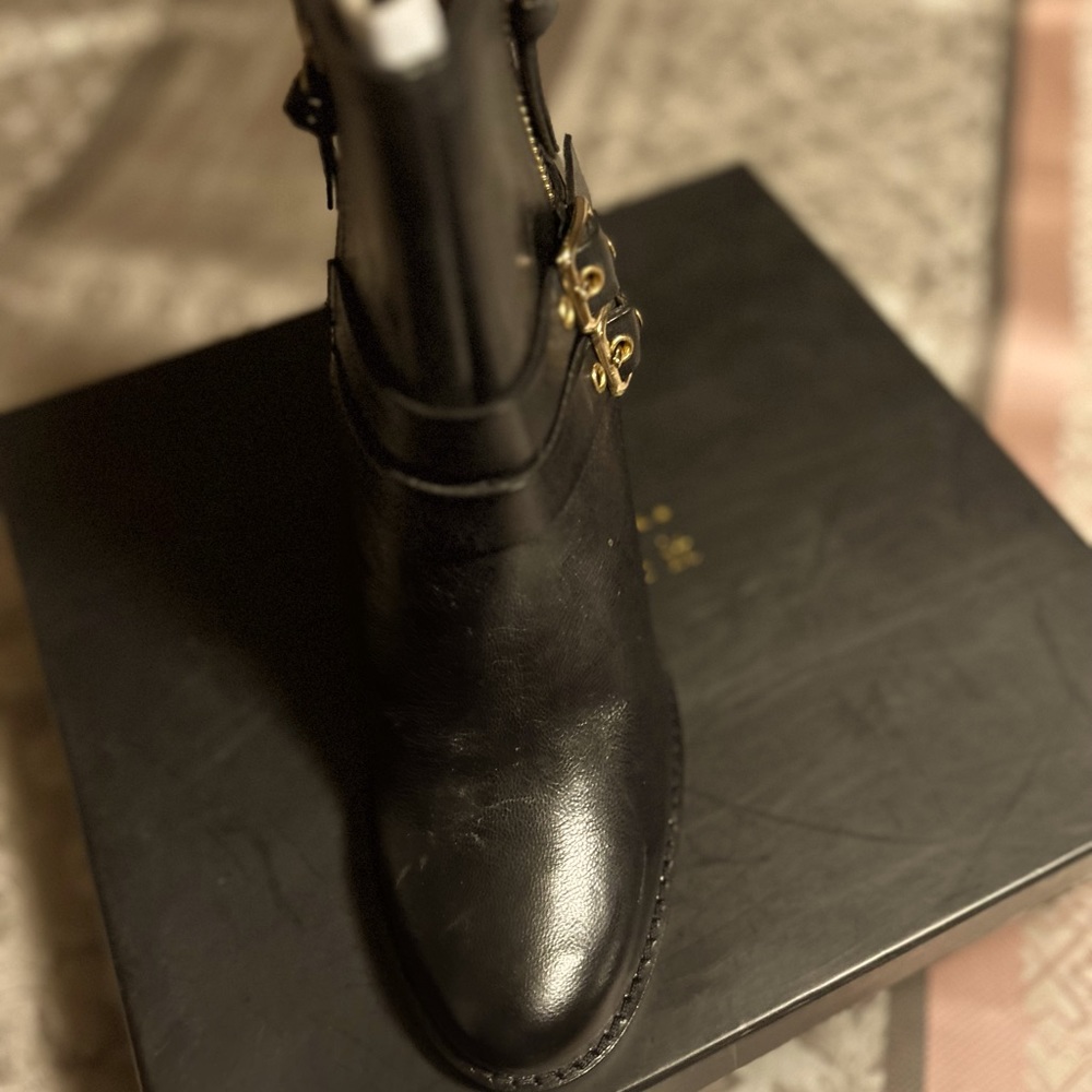 G.I.L.I  Boots .New never worn. Still in box
